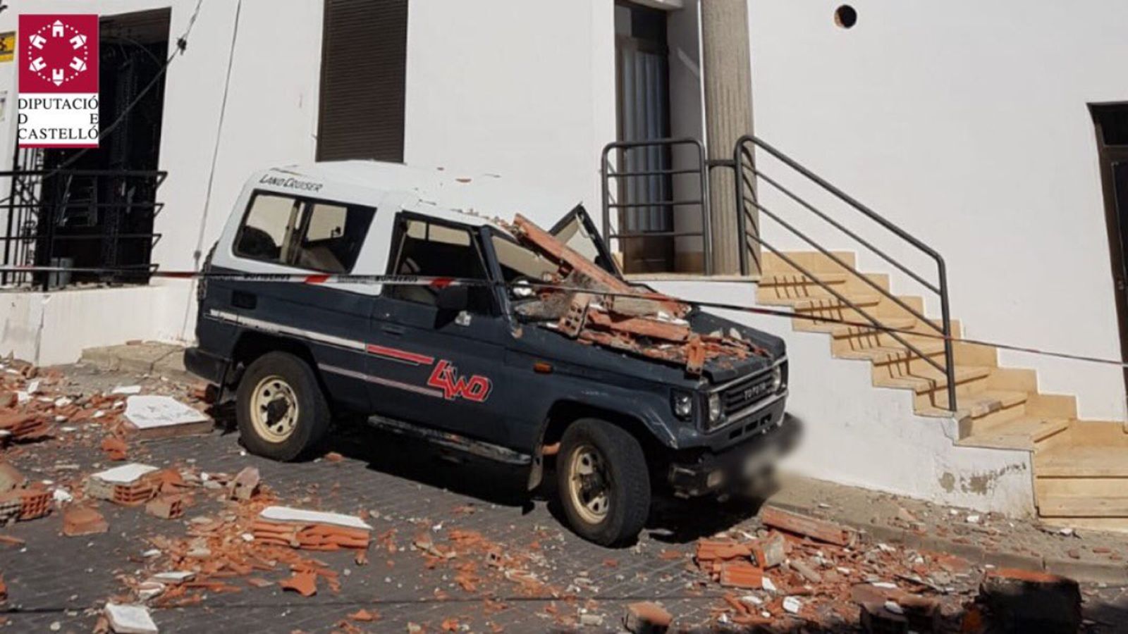 El vent ha provocat despreniments a la façana d'un edifici a Toràs