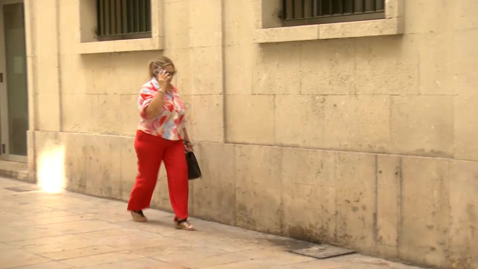 La condemnada per estafa continudada accedix a la seu judicial d'Alacant