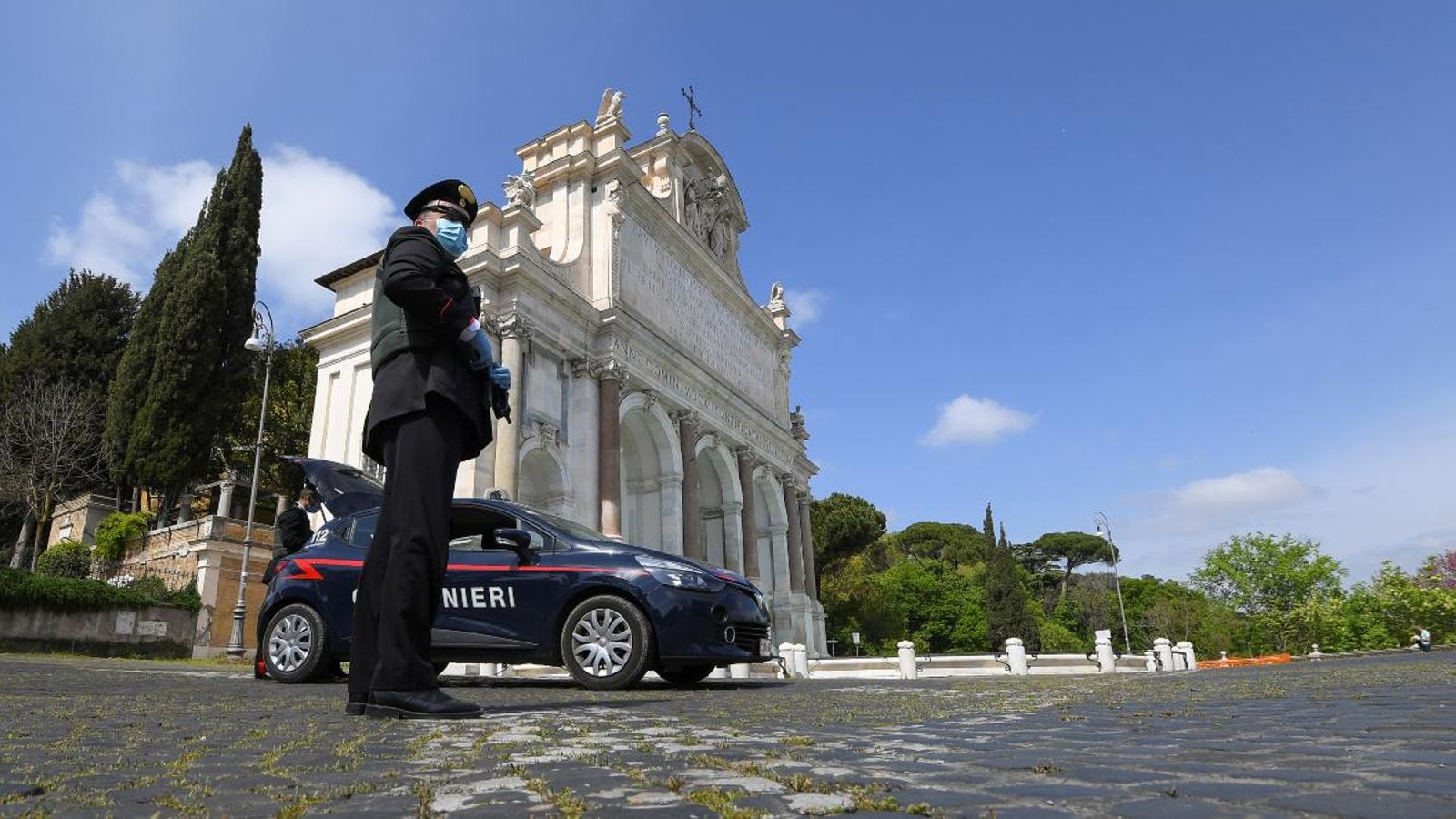 Un agent de la policia durant un control a Roma