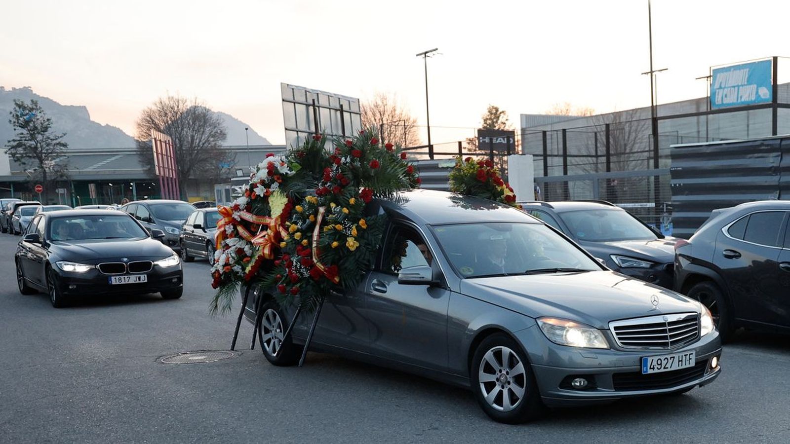 El cotxe fúnebre amb les restes mortals d'Antonio Tejero arriba al tanatori