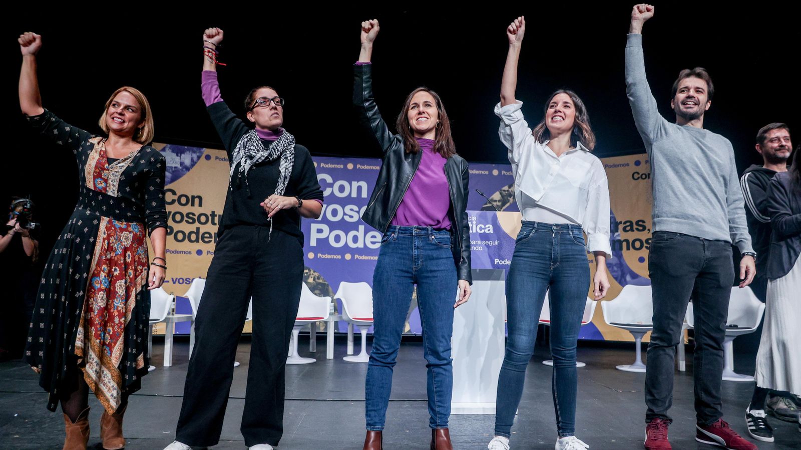 Conchi Abellán (segona a l'esquerra), coordinadora de Podem Catalunya, en un acte de partit a Madrid amb la plana alta podemita