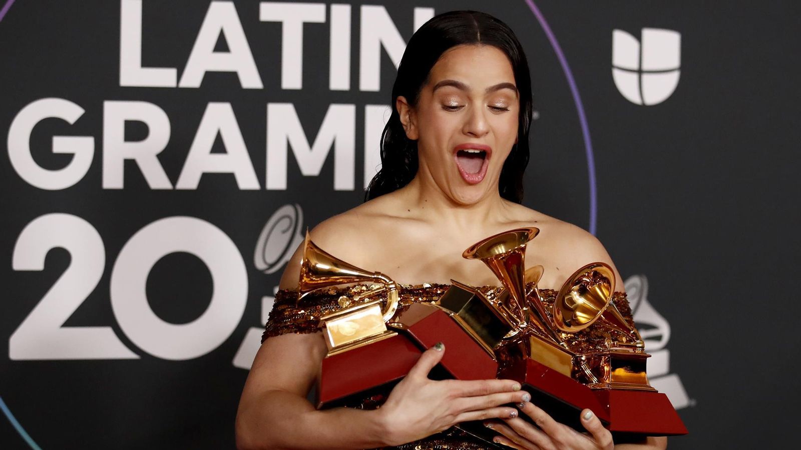 Rosalia posa amb els quatre premis dels Grammy Llatins