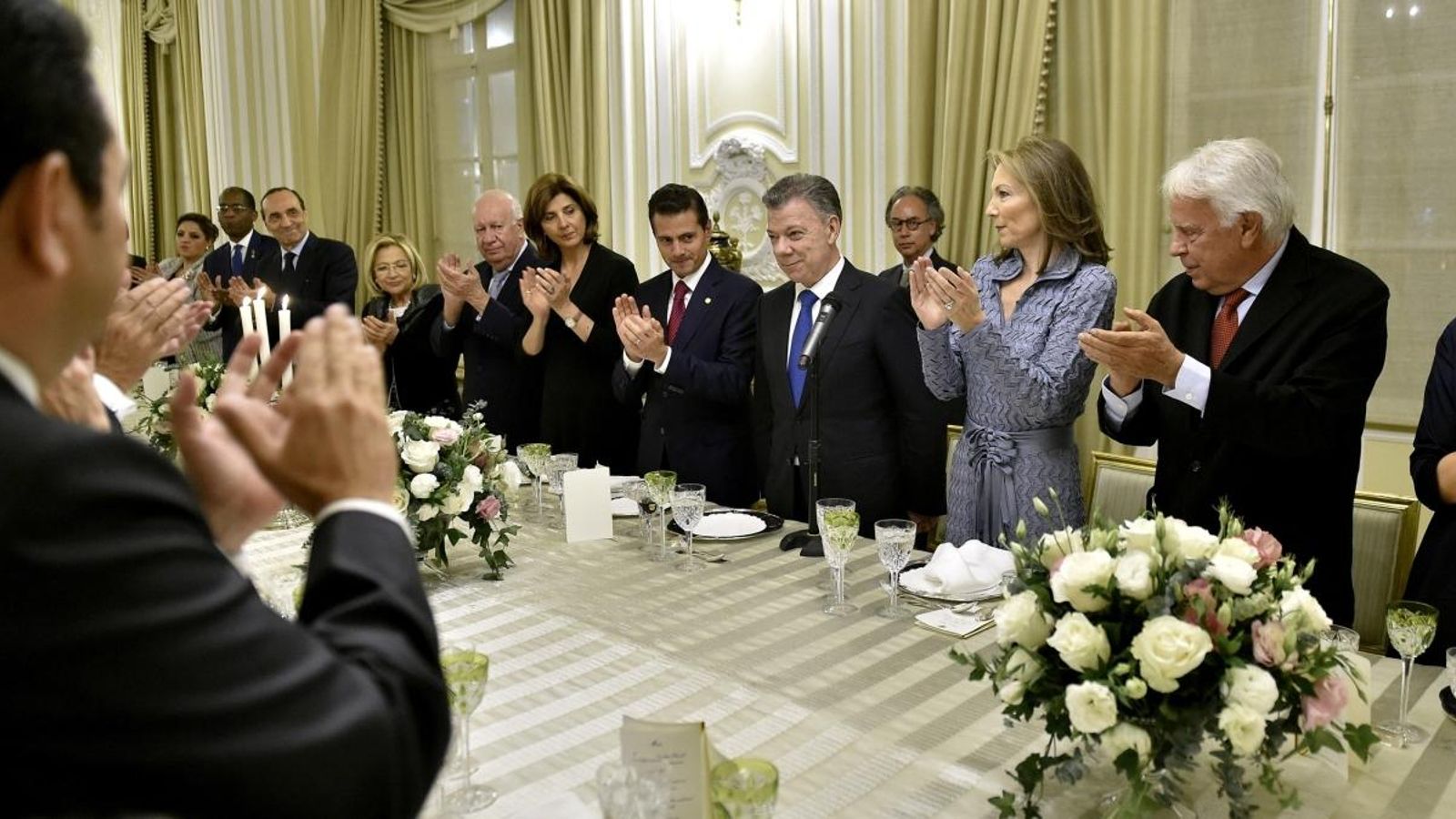 Juan Manuel Santos, durant el sopar amb els caps d'estat i les delegacions dels països que també estaran hui en la investidura d'Iván Duque
