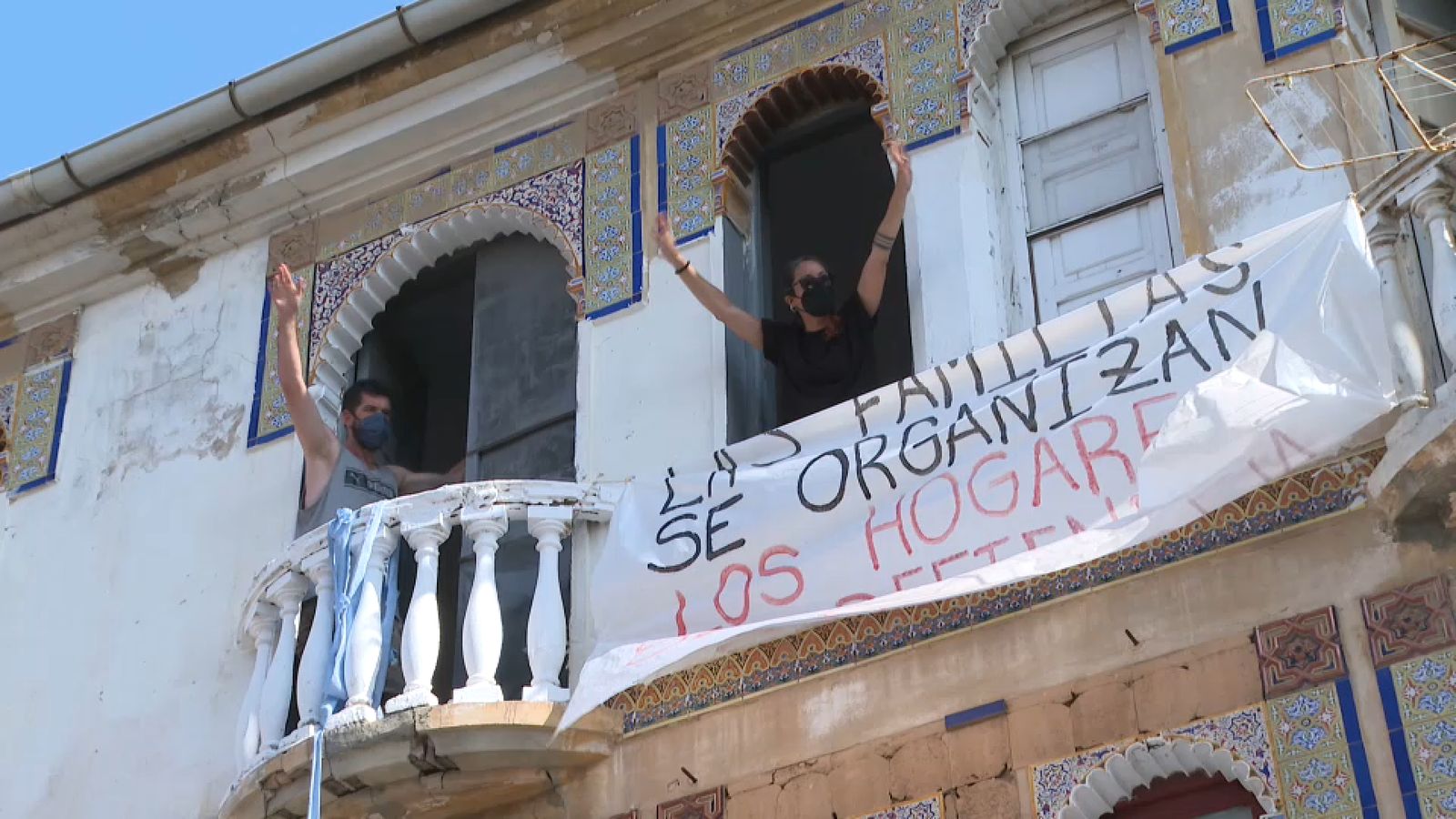 Dues persones celebren, aquest dilluns, la pròrroga concedida per l'Ajuntament per a desallotjar l'edifici