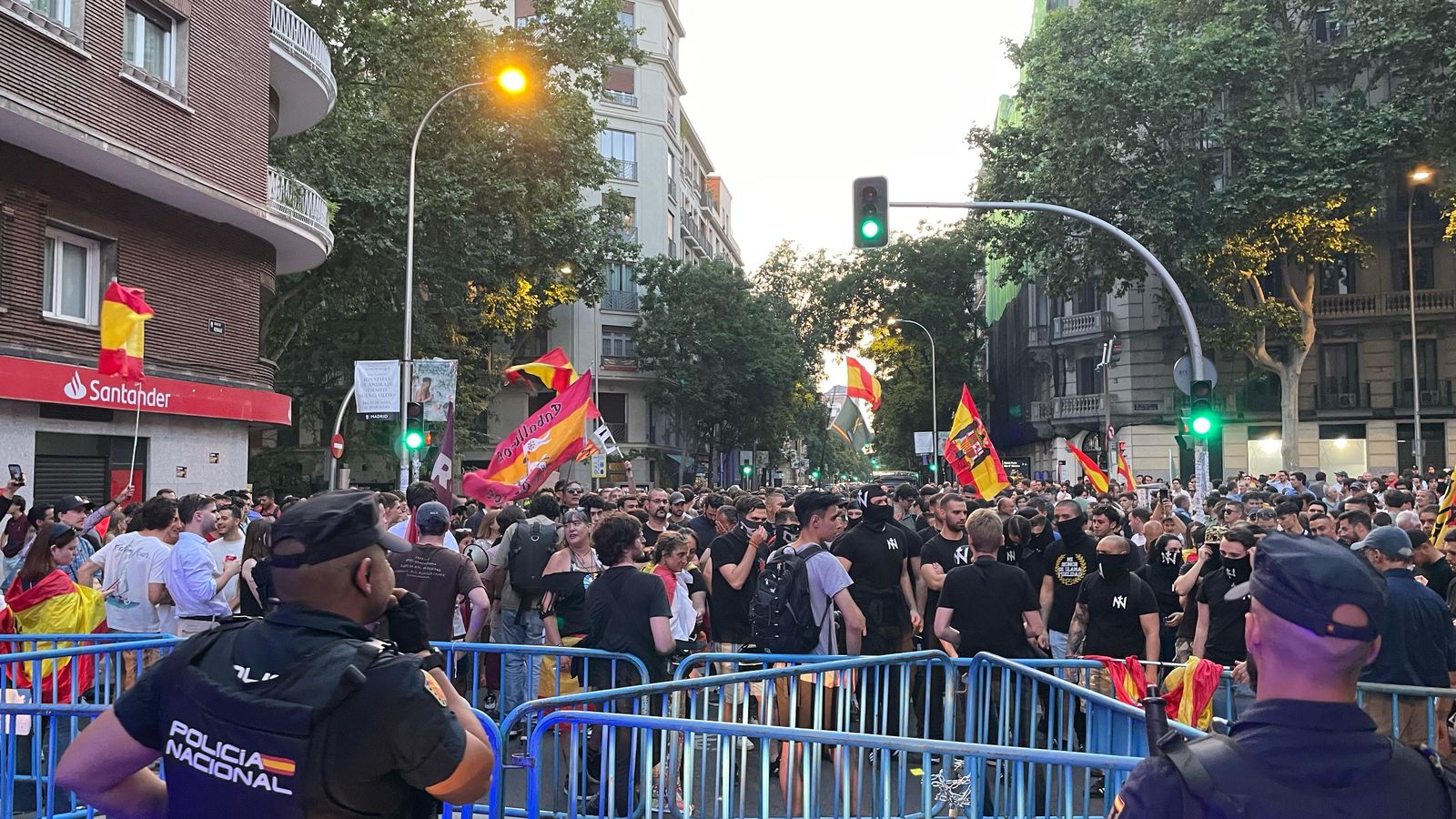 Diverses persones protestes a les portes de la seu del PSOE a Madrid després de la dimissió de Santos Cerdán