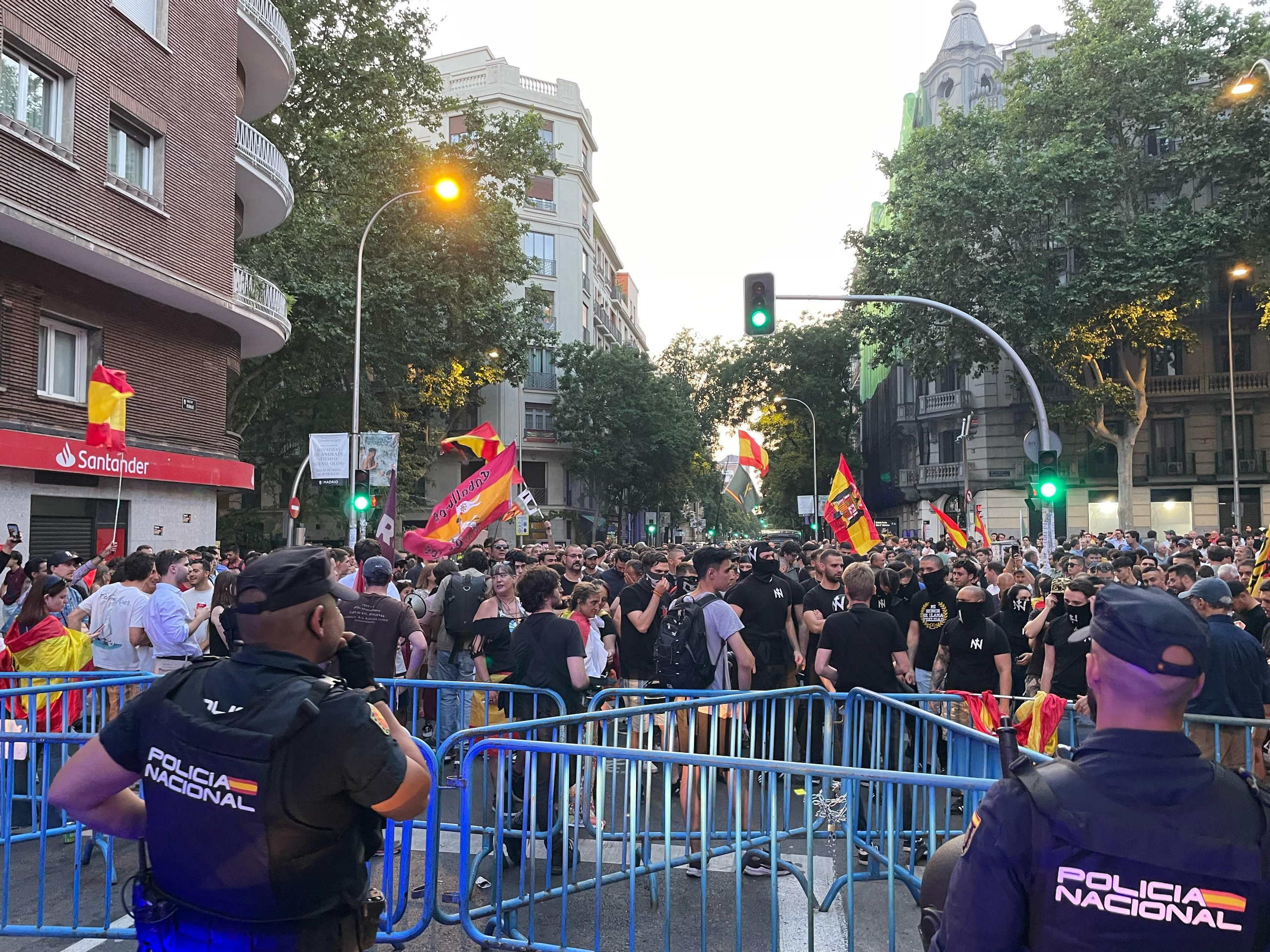 Diverses persones protestes a les portes de la seu del PSOE a Madrid després de la dimissió de Santos Cerdán Diverses persones protestes a les portes de la seu del PSOE a Madrid després de la dimissió de Santos Cerdán