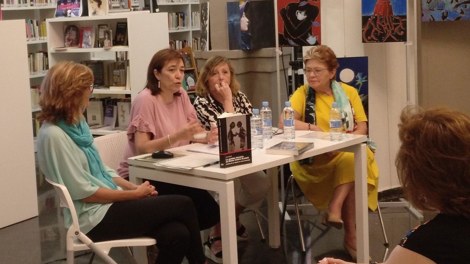 Imatge d'arxiu d'un acte amb dones escriptores a la Biblioteca de la Dona de València