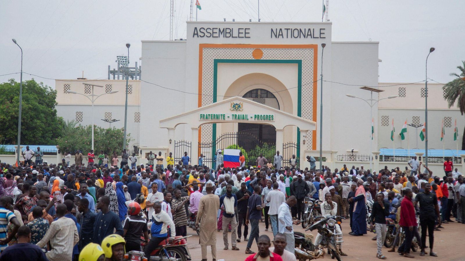 Centenars de partidaris del colp d'Estat mantenen una bandera russa davant de l'Assemblea Nacional a la capital, Niamey