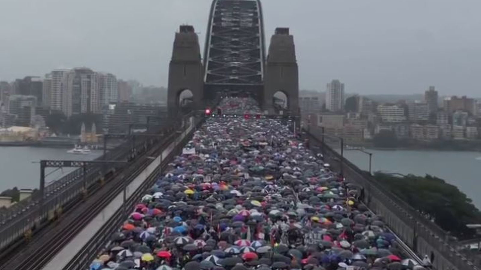 Milers de persones han participat este diumenge en una ‘Marxa per la humanitat