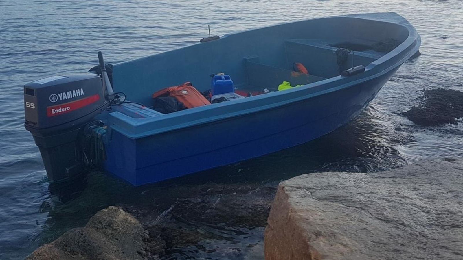 En imatge, una pastera en la qual arribaren sis persones migrants a Altea a principi de Juny