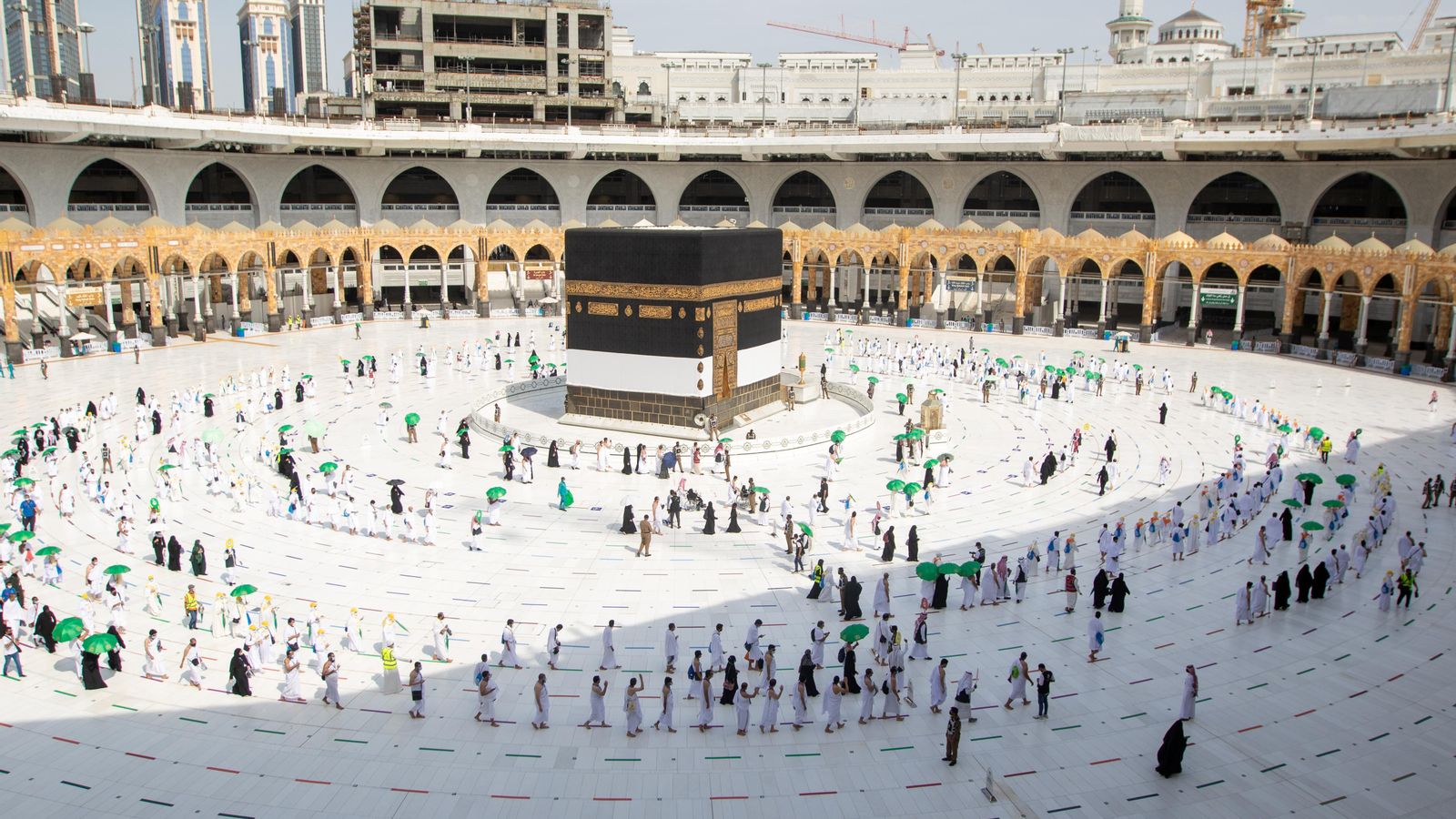 Els pelegrins que mantenen la distància social realitzen la seua 'umrah' a la Gran Mesquita