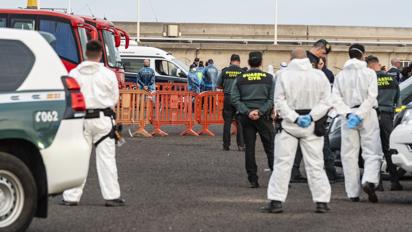 Moment de l'evacuació dels passatgers del creuer Hondius