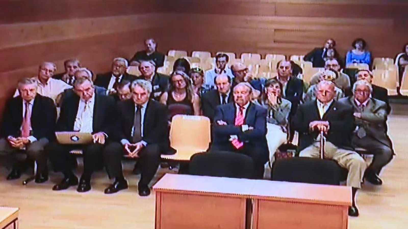 Imatge dels 21 directius de l'extinta CAM jutjats en l'Audiència Provincial d'Alacant