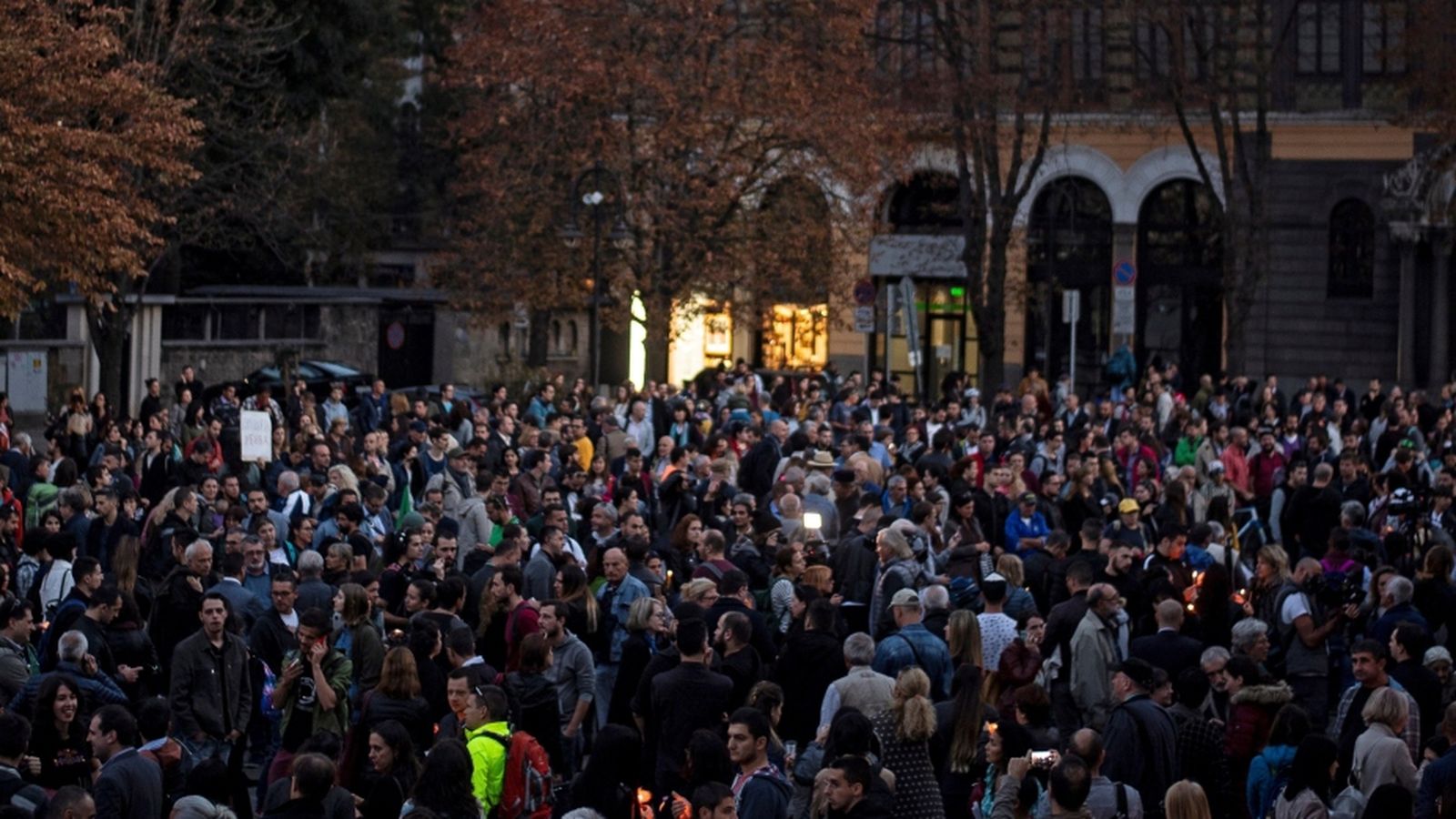 Milers de persones participen en una protesta per la violació i assassinat de la periodista búlgara Viktoria Marinova a Sofía (Bulgària)