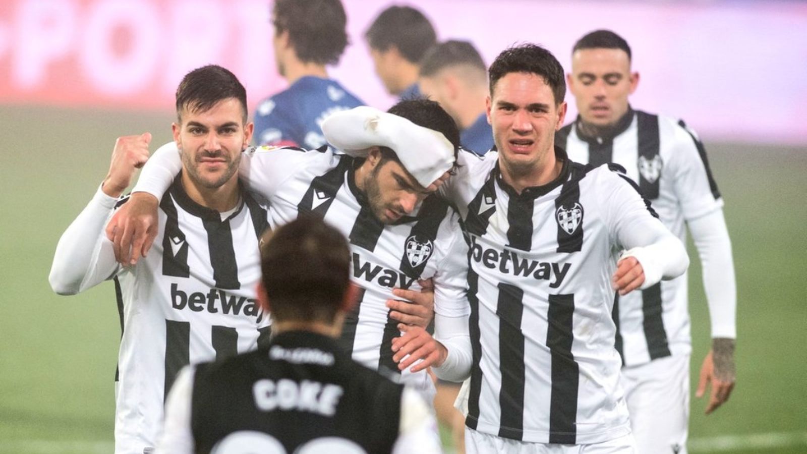 Els jugadors del Llevant celebren un gol en l'últim partit davant l'Osca