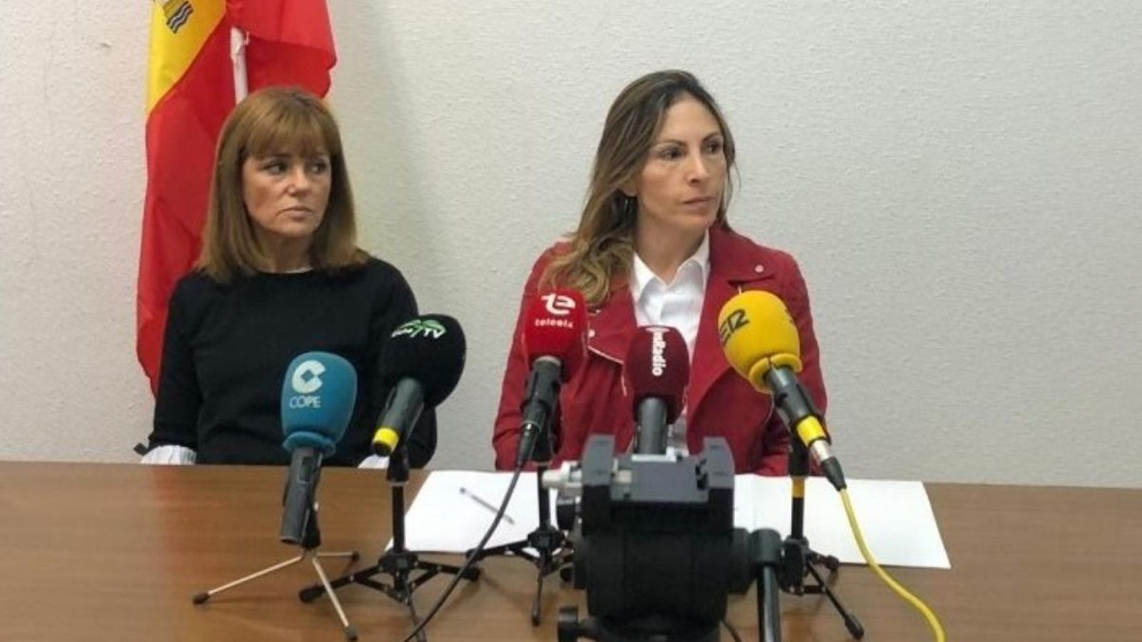 Aurora Rodil, regidora del Grup Municipal de Vox a l'Ajuntament d'Elx, amb l'exportaveu, Amparo Cerdà