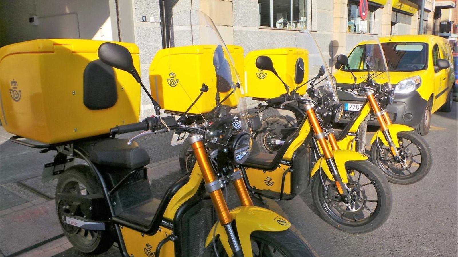 Parc mòbil d'una oficia de Correus, en una imatge d'arxiu