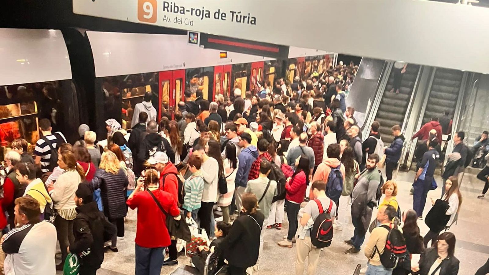 L'estació de Xàtiva de València a les 13:45 hores