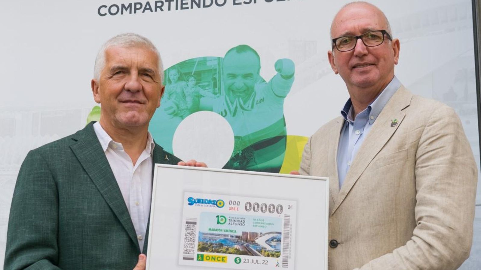 Jose Manuel Pichel, delegat territorial de l'ONCE a la Comunitat Valenciana, i Juan Miguel Gómez, director de la Fundacion Trinidad Alfonso, han presentat la imatge del cupó