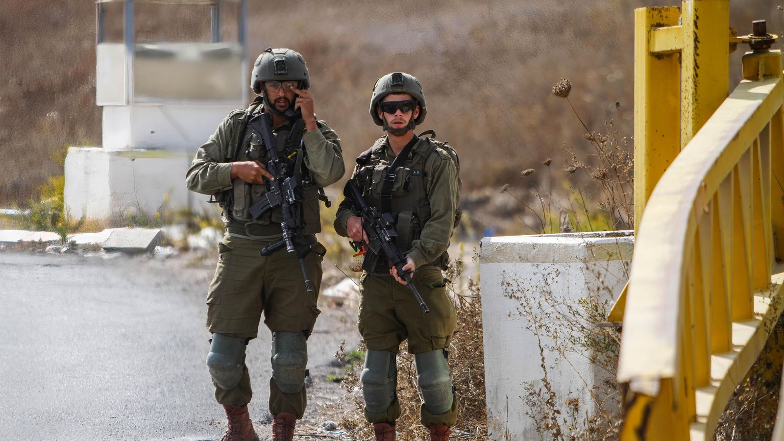 Dos militars israelians en Nablus, Cisjordània. Dos militars israelís en Nablus, Cisjordània.