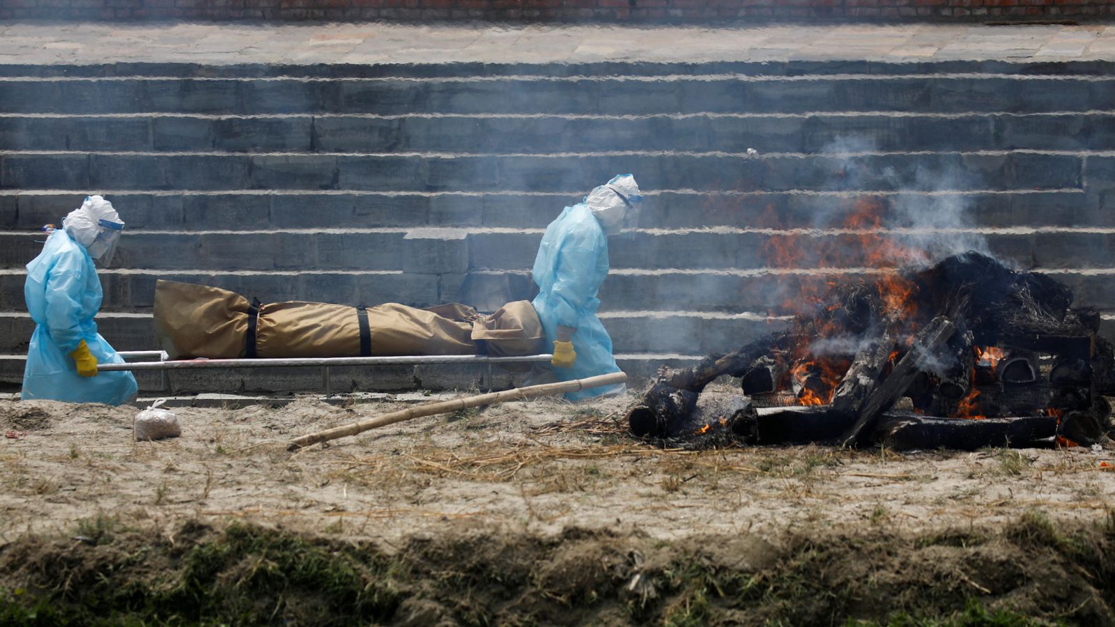 Crematori al aire lliure de víctimes de coronavirus a Nepal