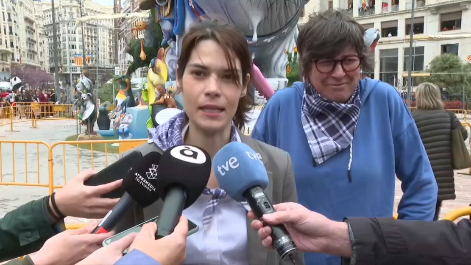 Isa Serra, de Podem, davant de la falla municipal a València