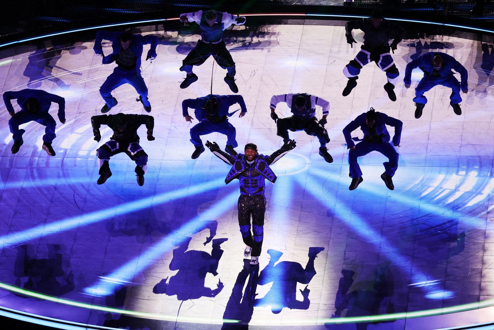 Actuació d'Usher durant el descans de la Superbowl