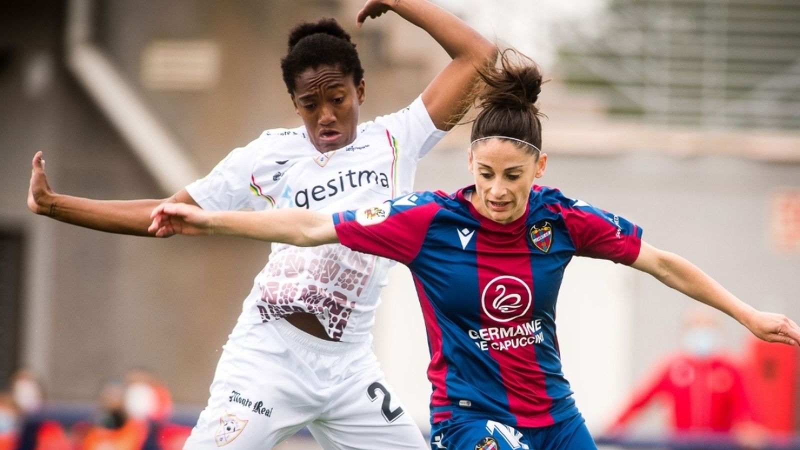 Esther i una jugadora del Logronyo disputen un baló