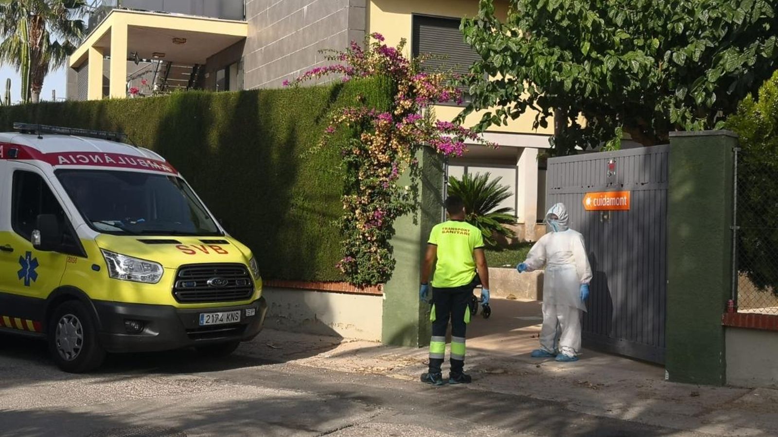 Una ambulància a les portes d'una residència de L'Eliana