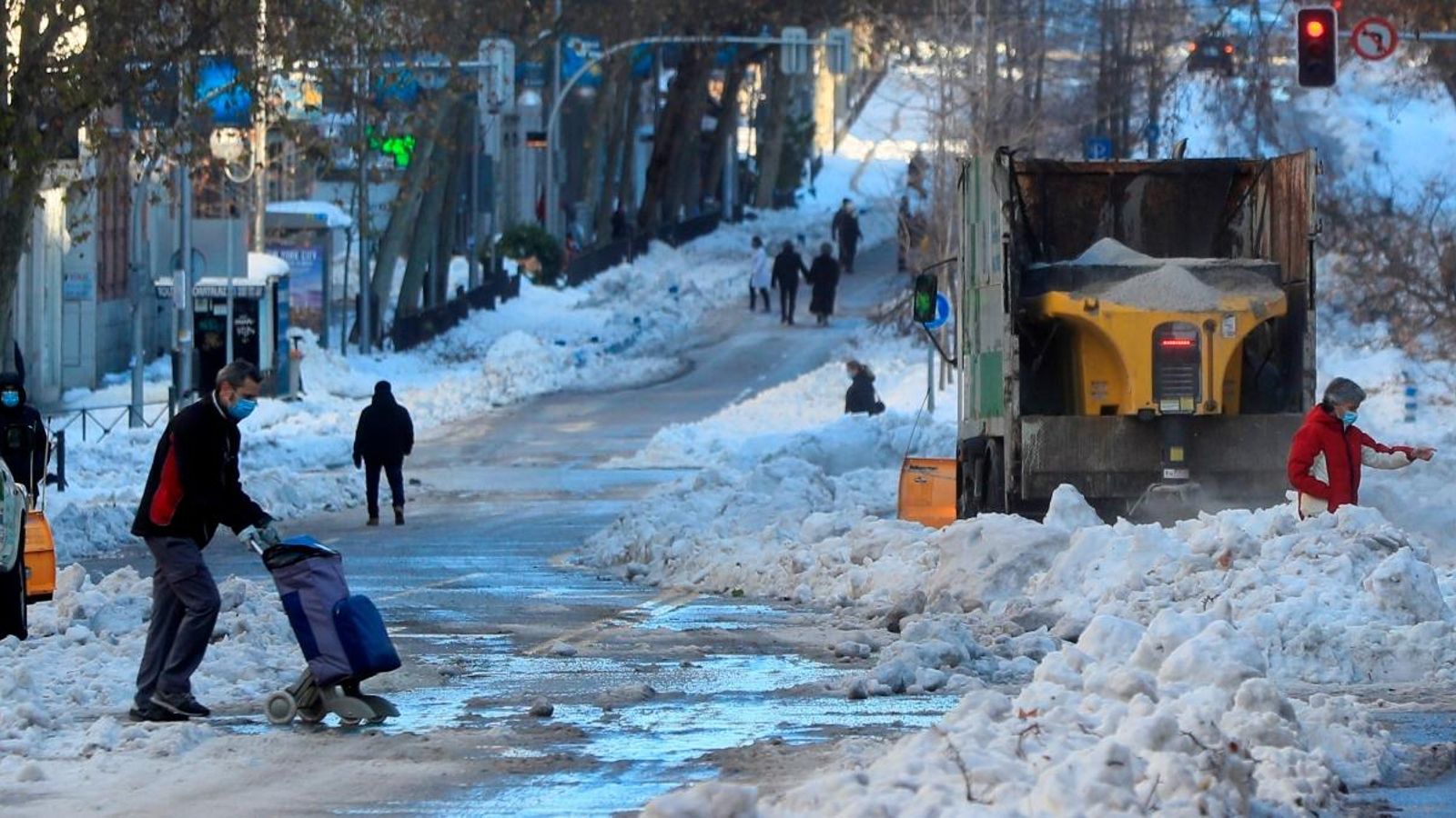 Aspecte que presentava un dels carrers de Madrid, on només s'ha pogut parcialment la calçada, en una imatge d'aquest dilluns
