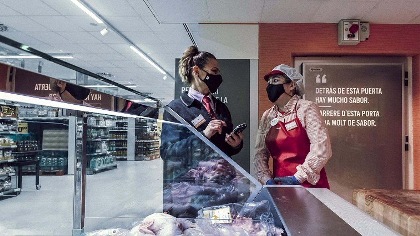 Treballadores de Consum en una de les tendes de la companyia