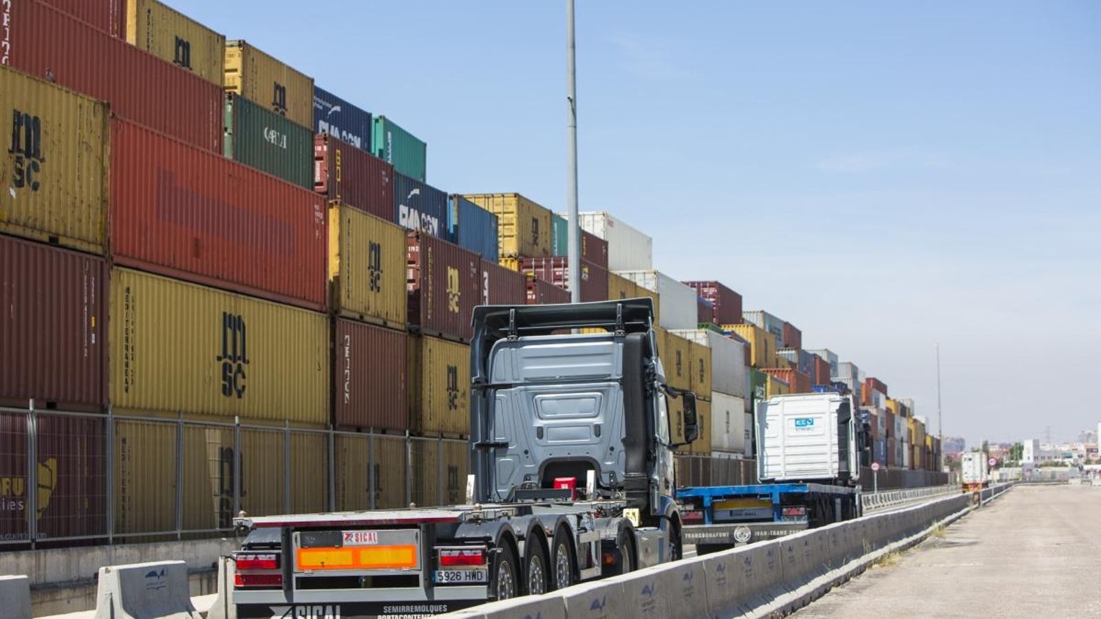 Contenidors en el port de València