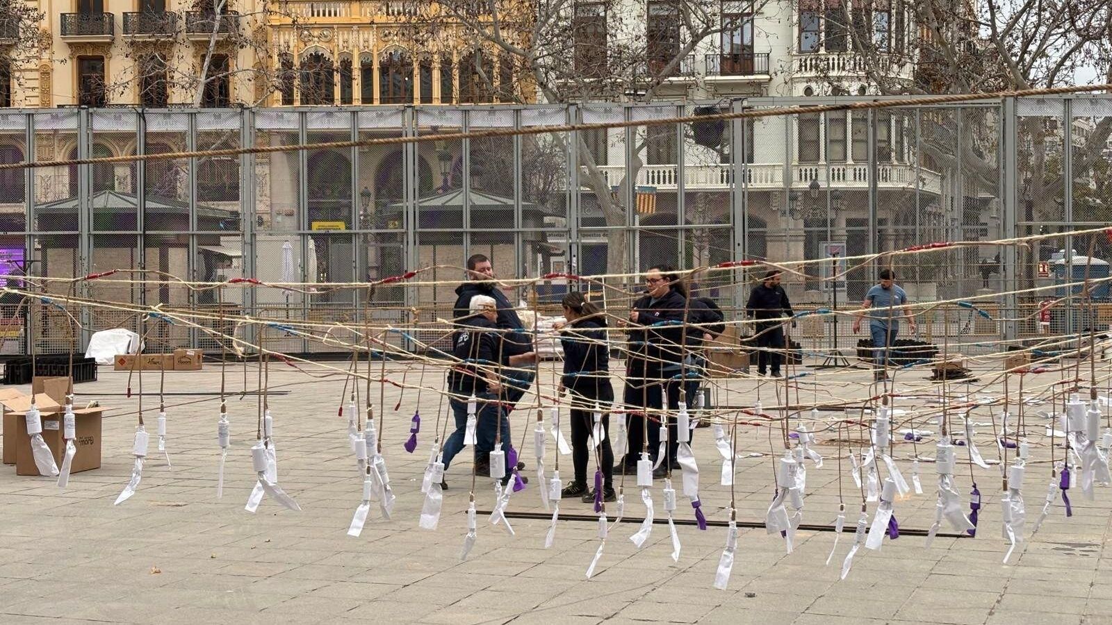 Els coets de la mascletà, estesos en la plaça de l'Ajuntament des de bon matí