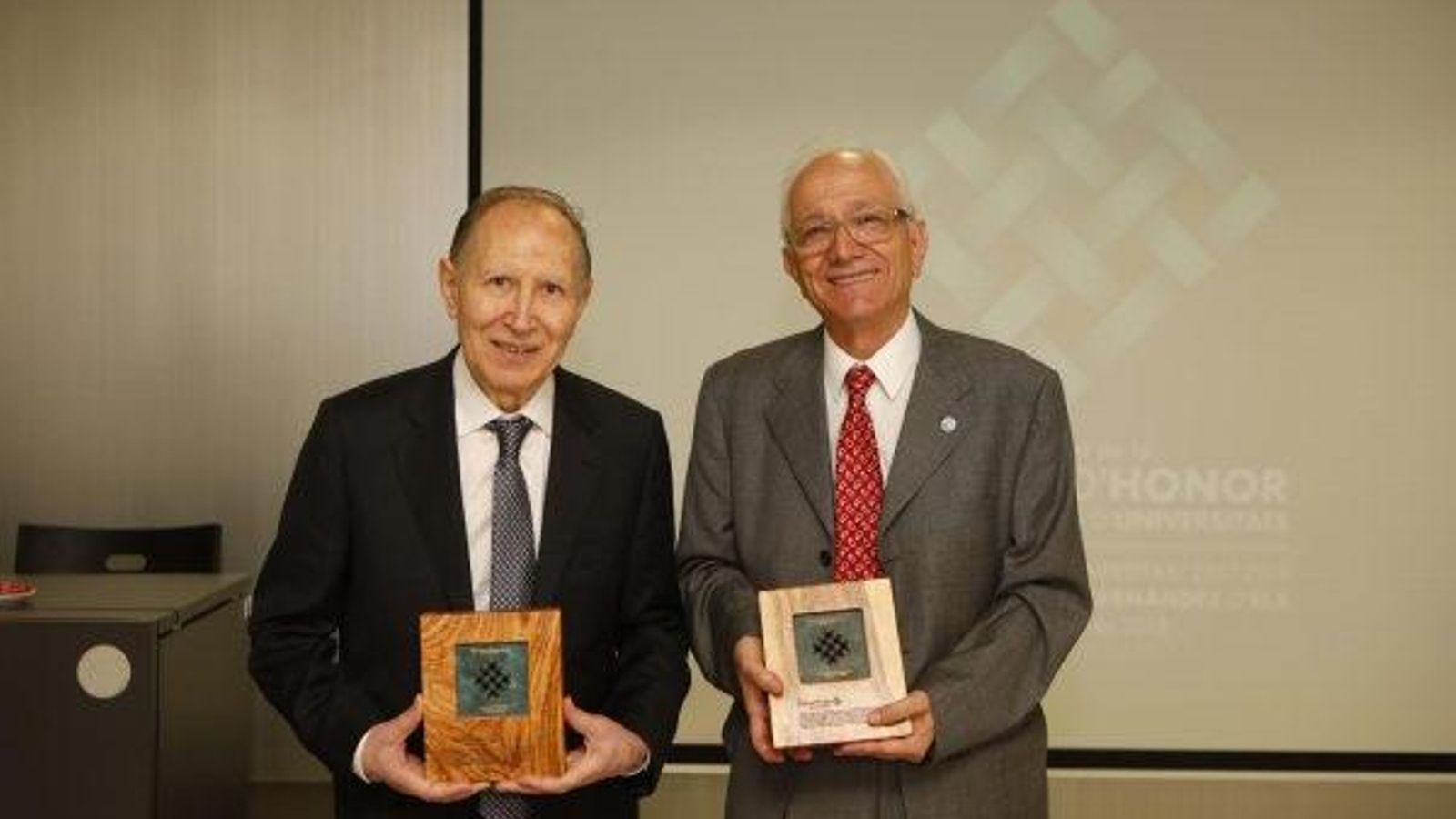 Josep Massot i Manuel Lladonosa amb les seues medalles d'honor