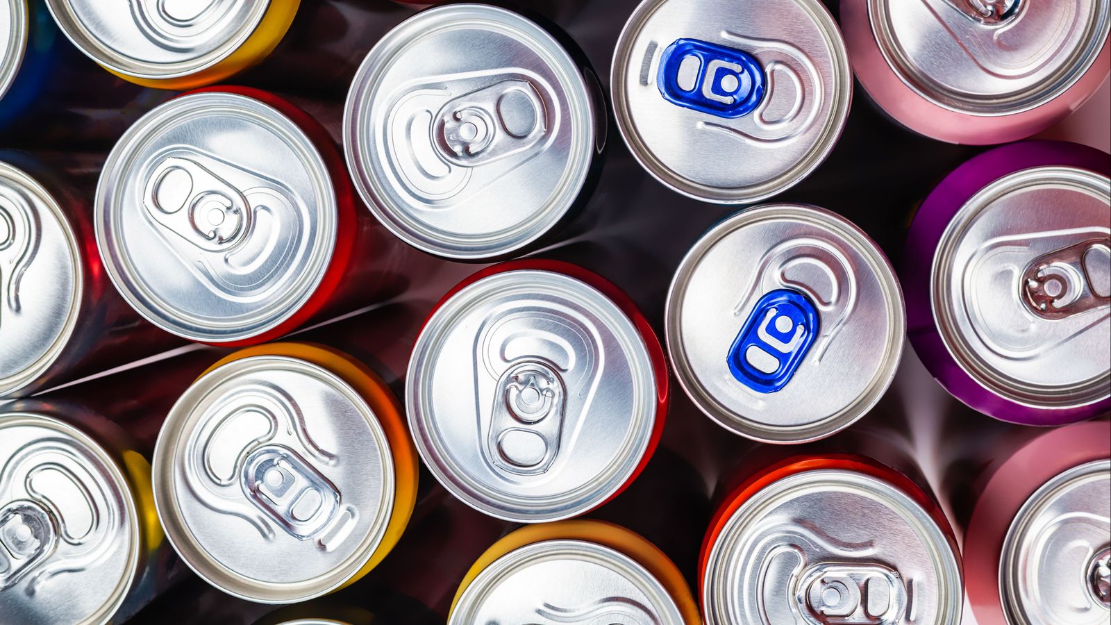 Imatge d'arxiu d'unes llaunes de begudes energètiques