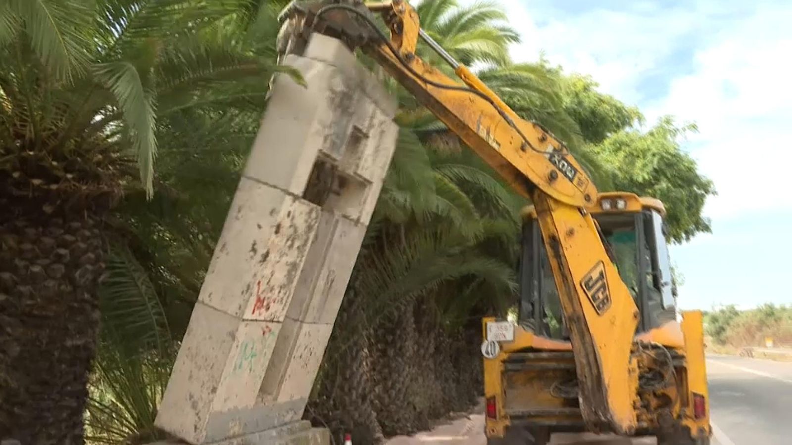 Les camères d’À Punt han captat en directe el moment en què començaven els treballs per a la retirada del monolit