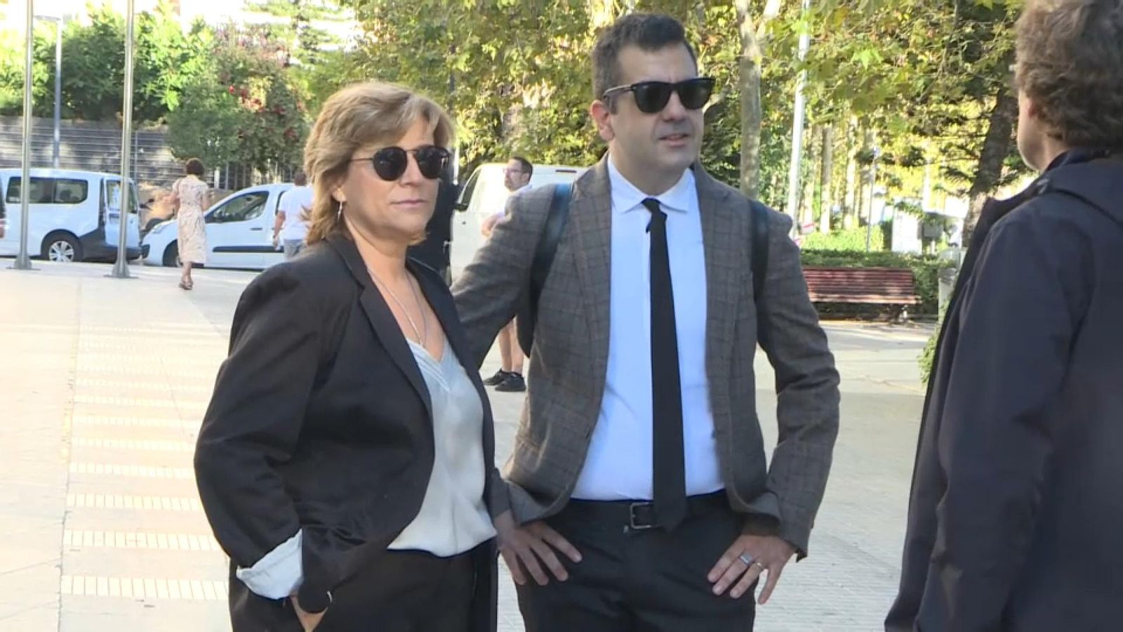A l'esquerra, l'excogerent de Divalterra, Agustina Brines, abans de declarar el juí