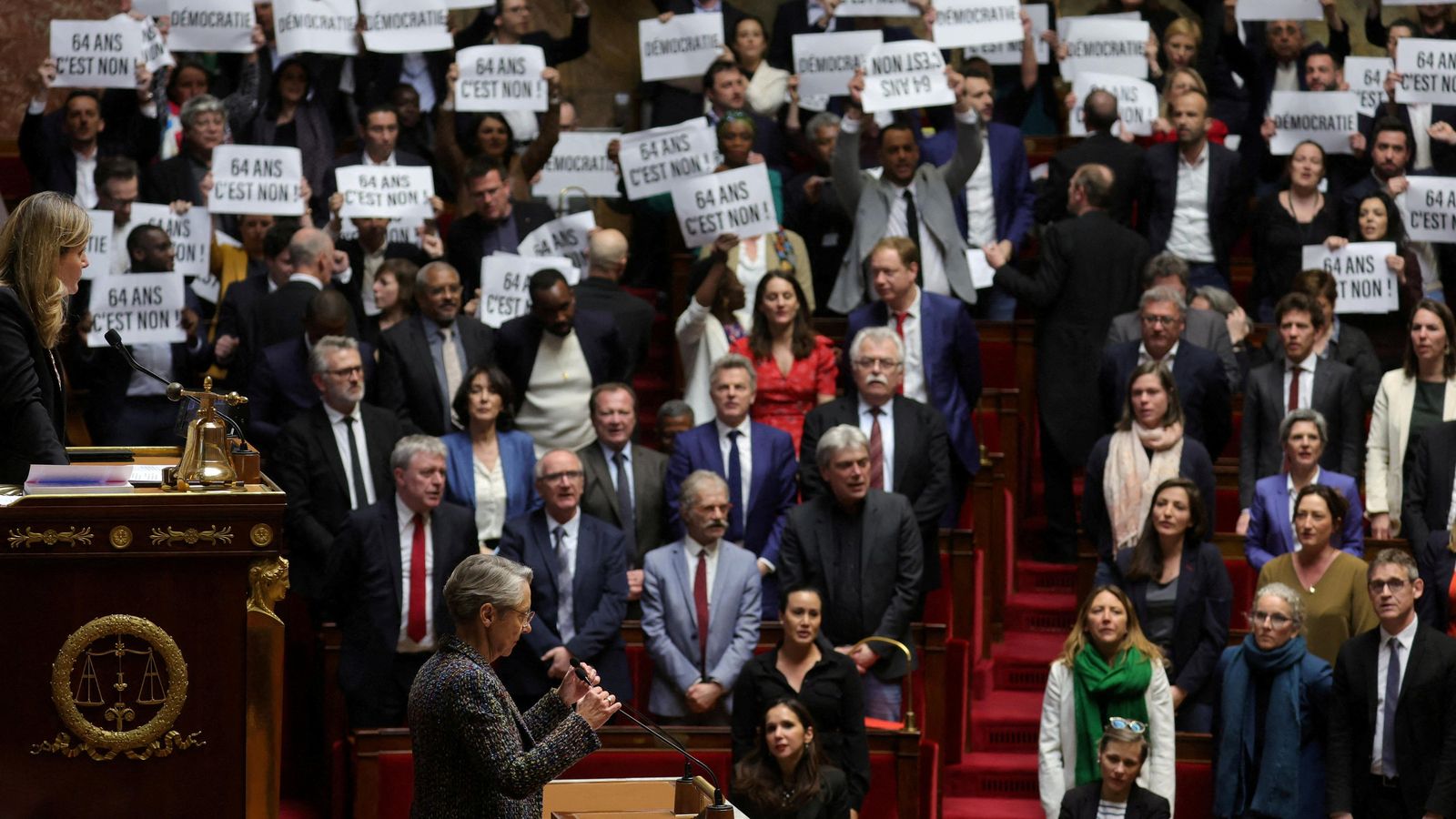 L'esquerra francesa protesta a l'Assemblea Nacional contra la reforma de les pensions per decret