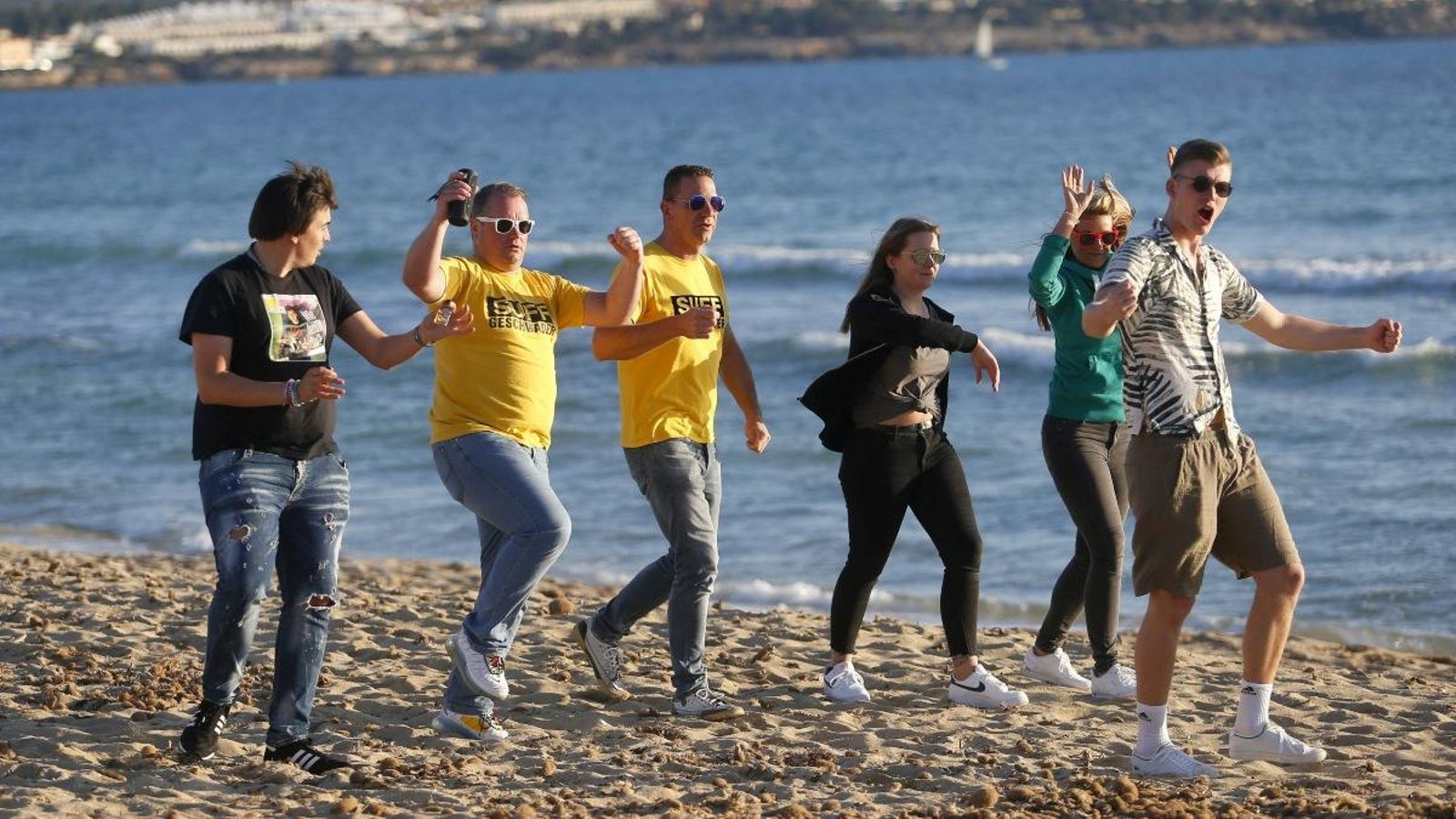 Turistes alemanys sense mascareta gaudeixen de la platja de l'Arenal de Mallorca