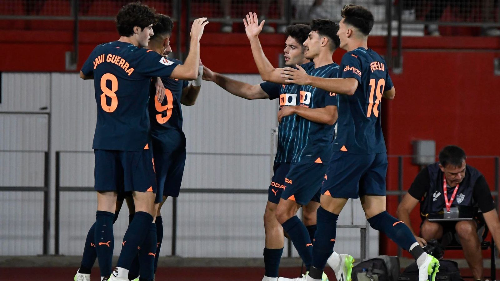 ELs jugadors del València celebren un dels gols