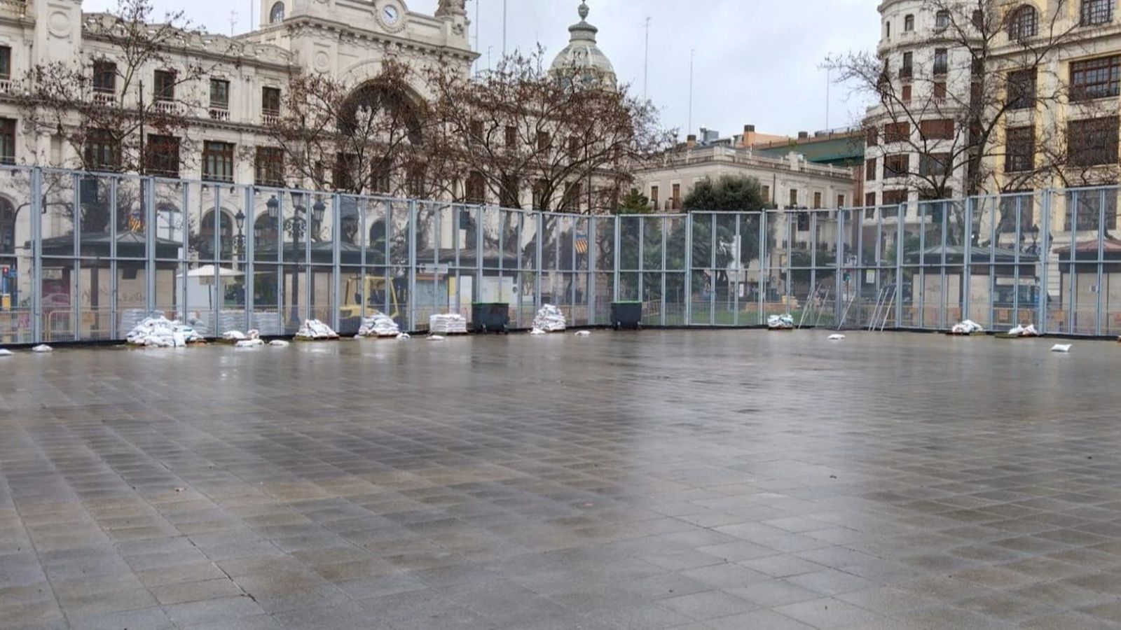 Aspecte que presentava aquest dijous el recinte de la Plaça de l'Ajuntament de València des d'on es disparen les mascletaes