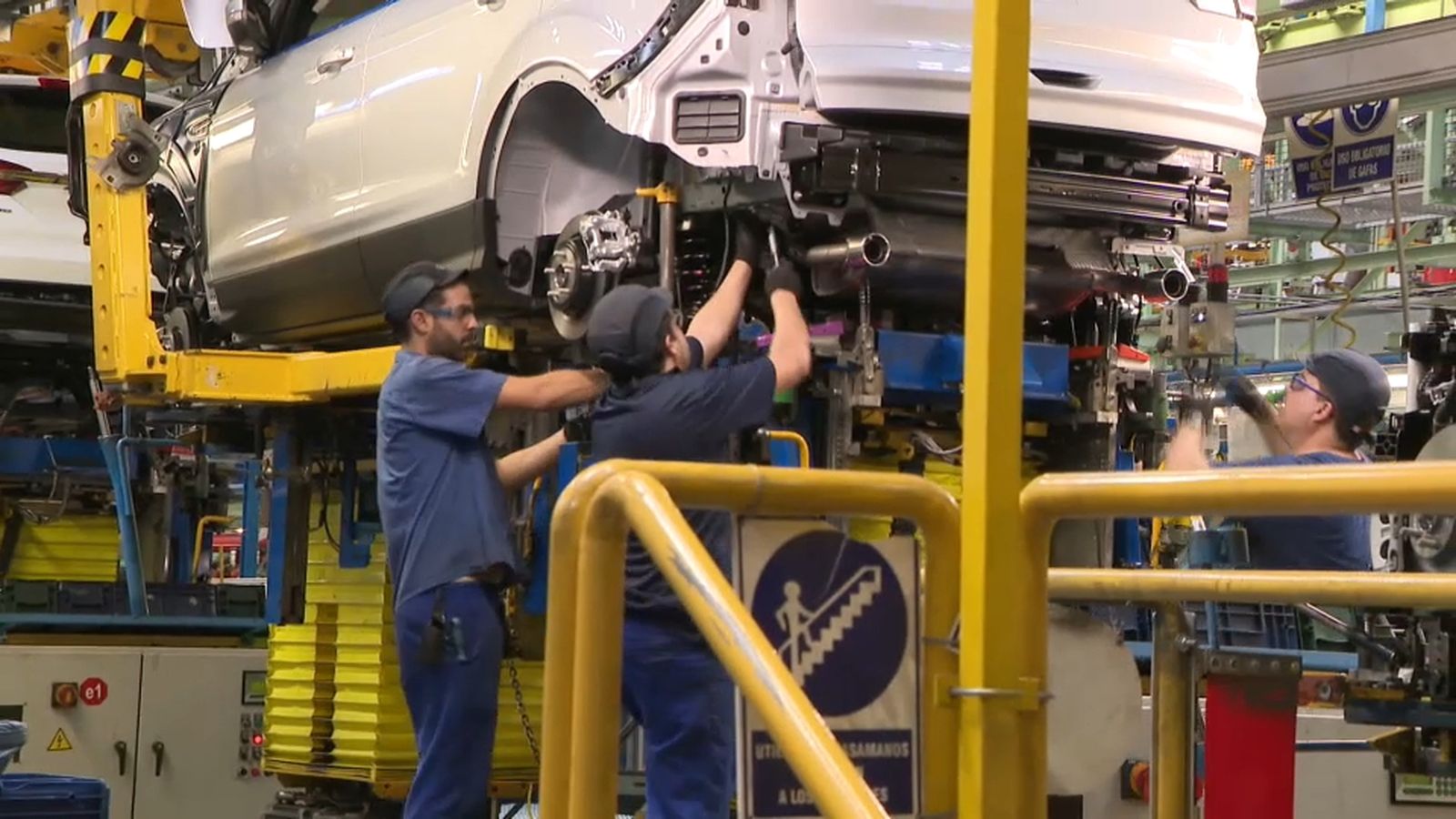 La multinacional Ford encara la recta final cap a l'electrificació dels vehicles. Foto de portada: operaris a Ford d'Almussafes