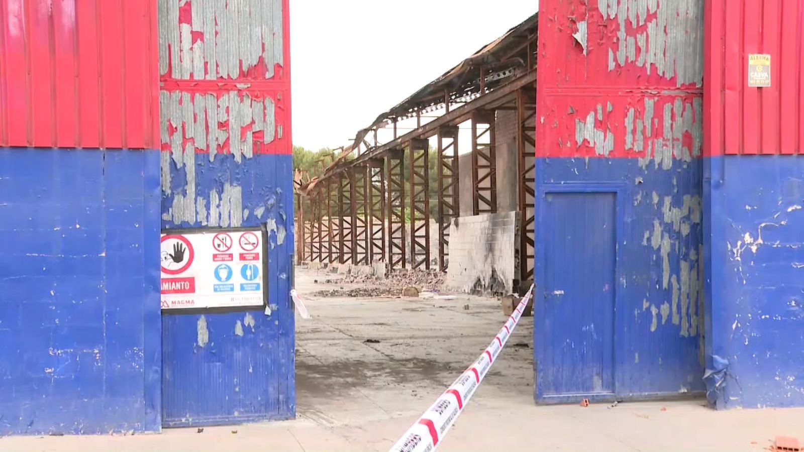 Una de les naus cremades en l'incendi industrial de Manises