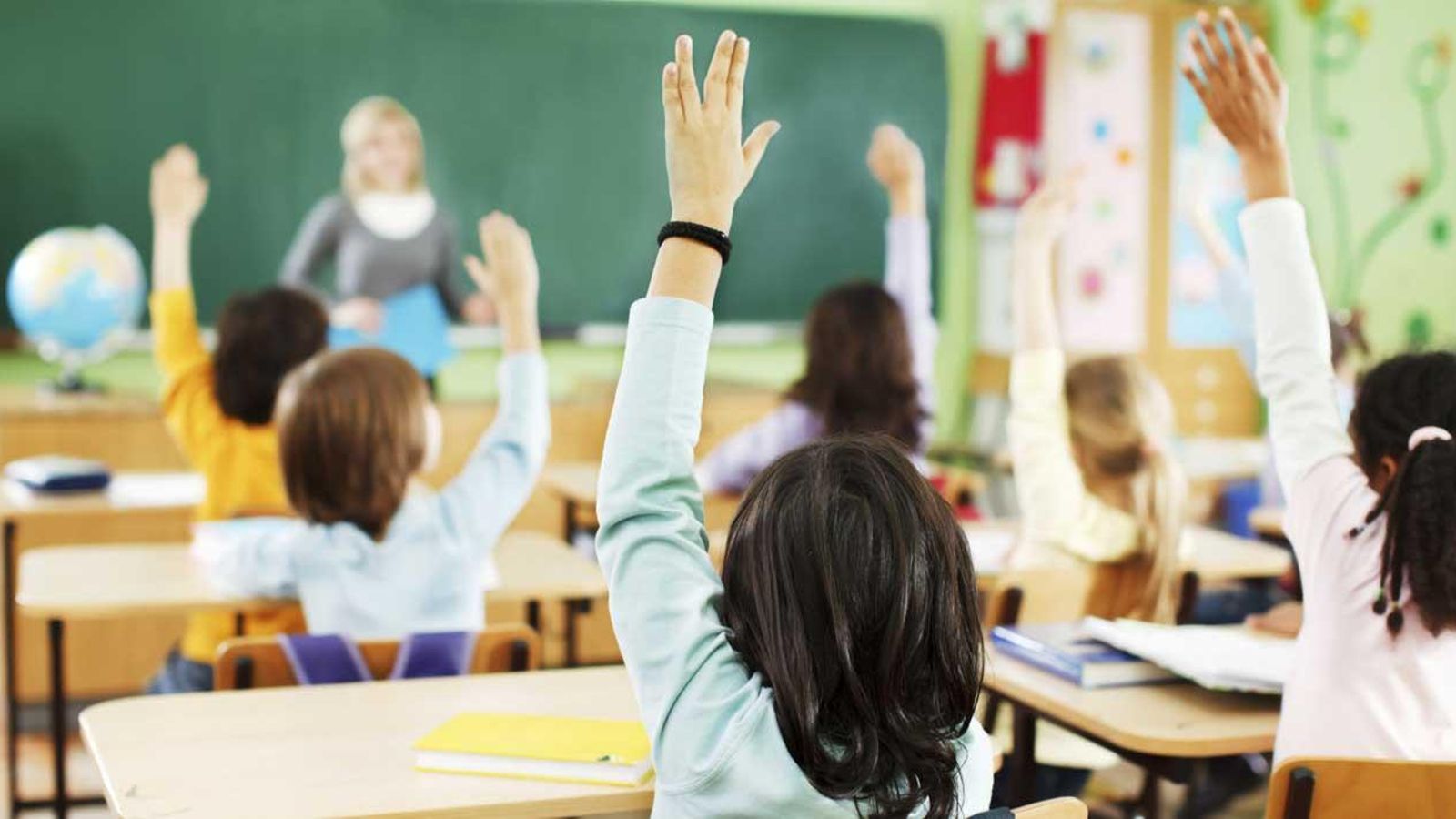 Educació proposa convocar 7.500 places d\'oposicions per al 2019 i 2020