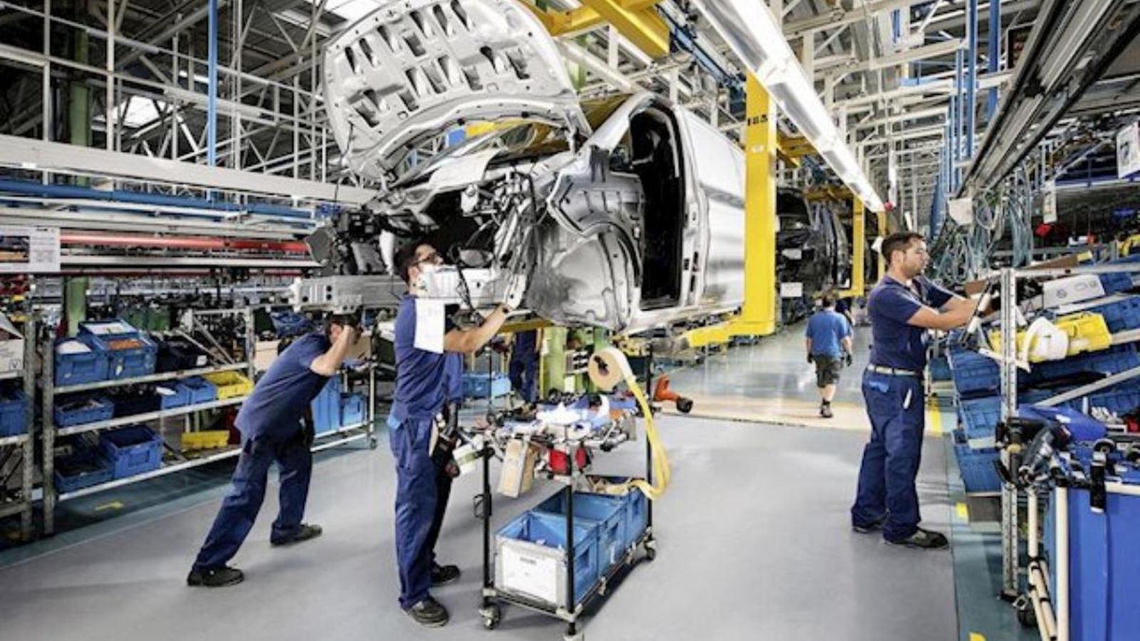 Operaris d'un centre de producció de vehicles, en una imatge d'arxiu