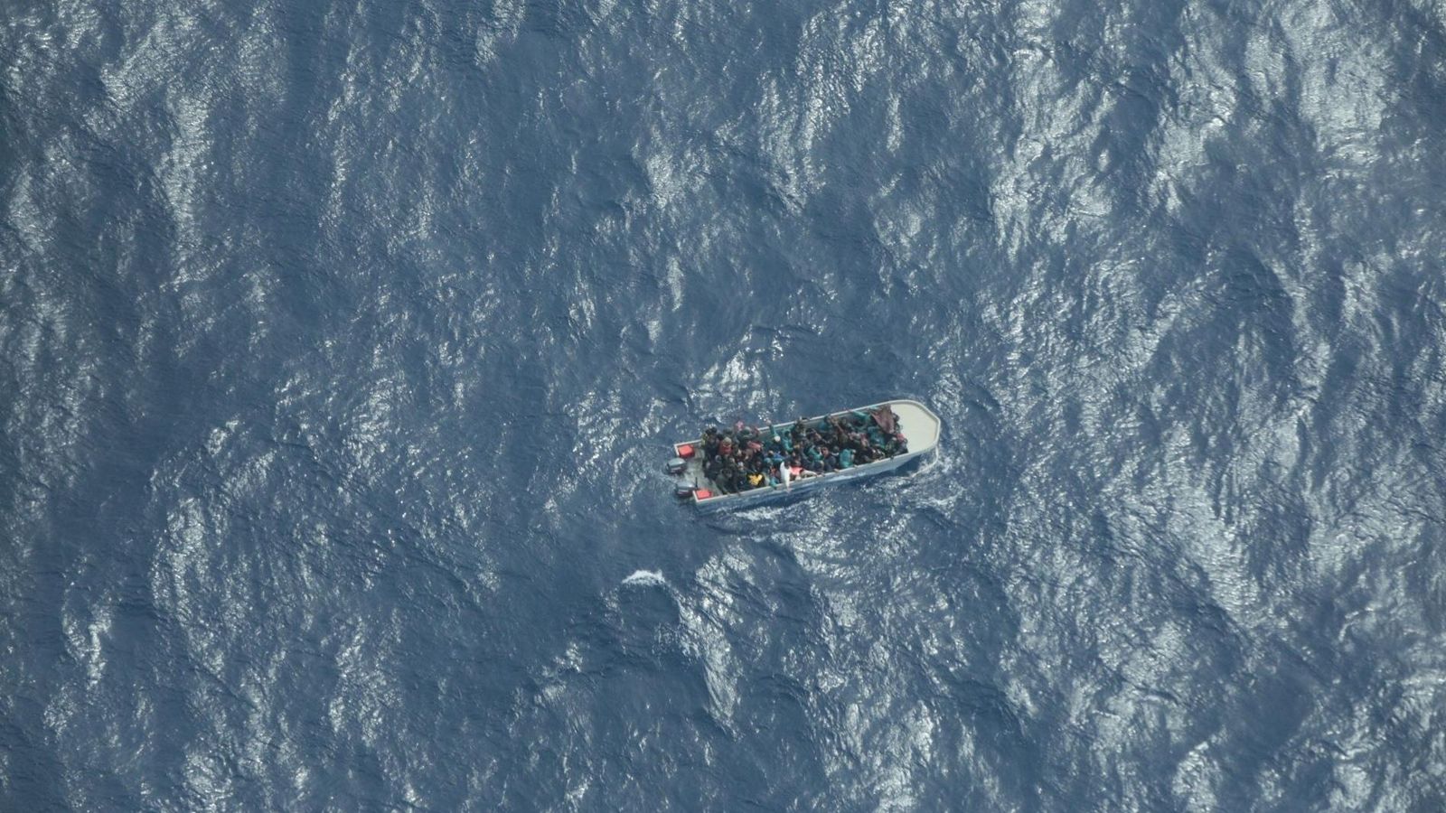 La barcassa Basilis L abans del naufragi en el Mediterrani Central