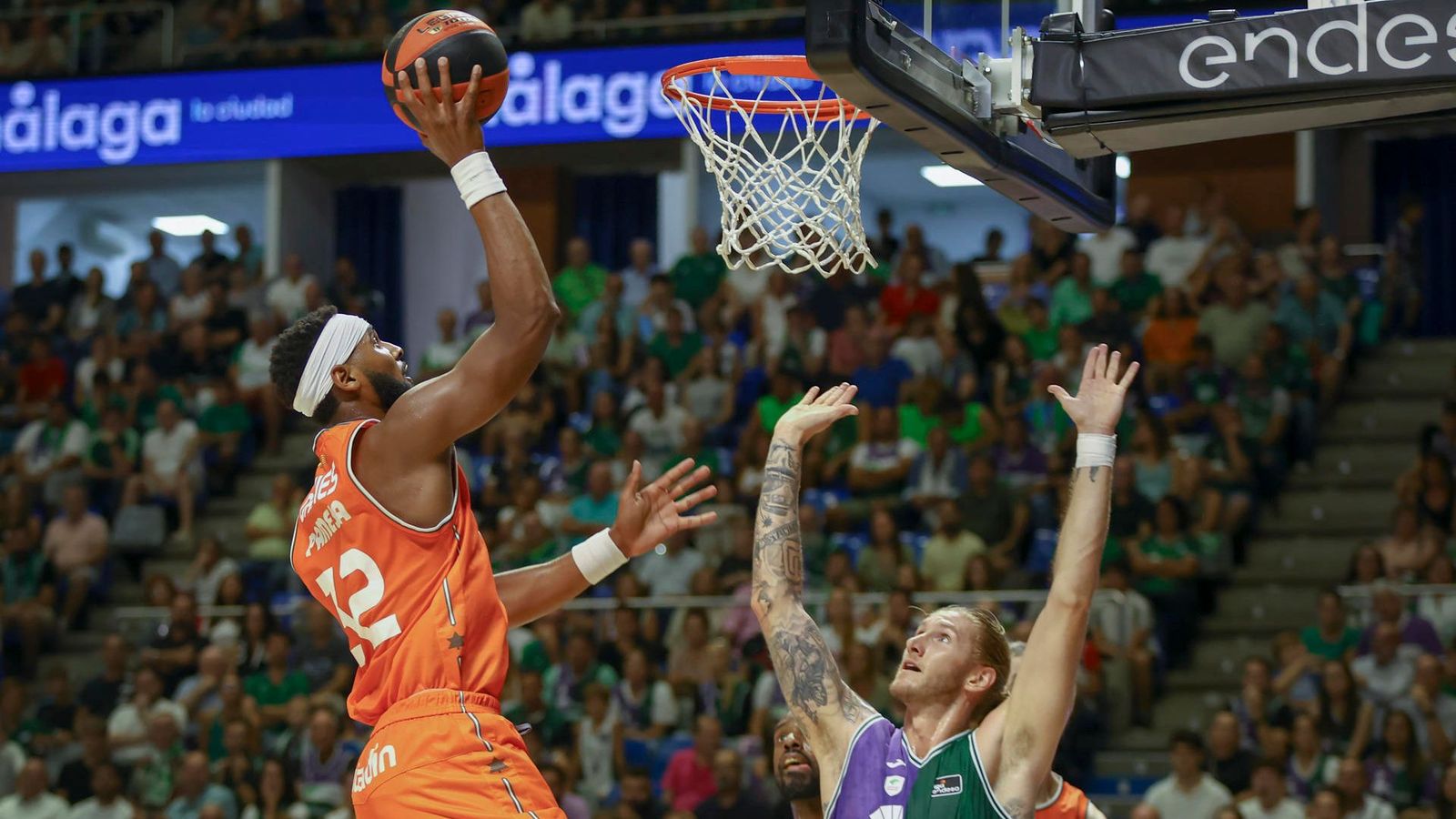 Brandon Davies, en una acció del partit