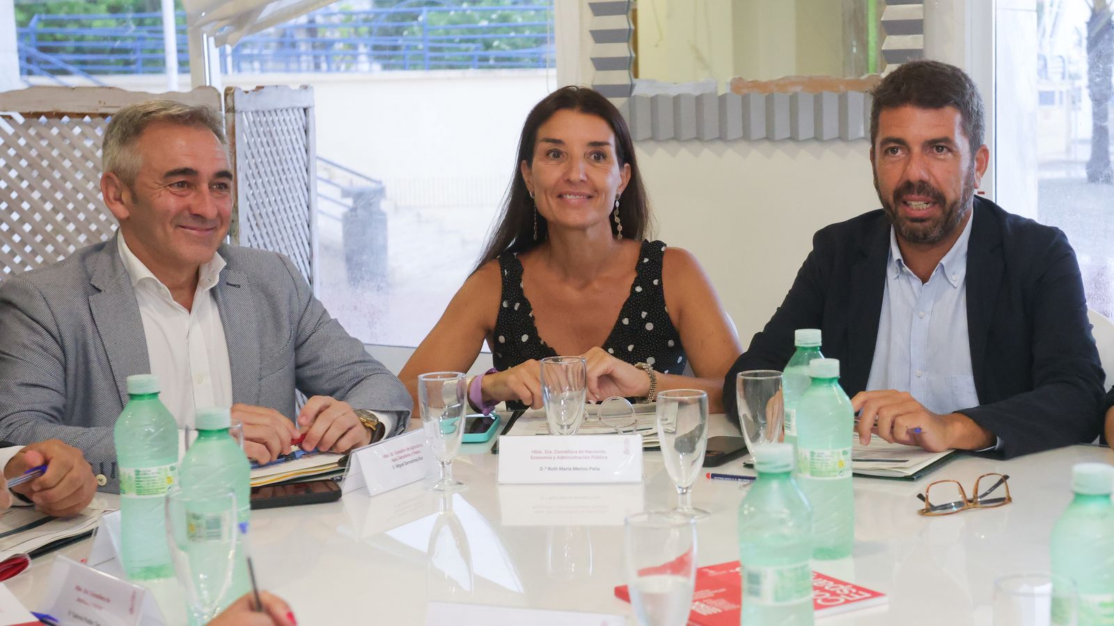 La portaveu del Consell Ruth Merino  acompanyada pel president Carlos Mazón i el conseller d'Agricultura Miguel Barrachina en el ple del Consell