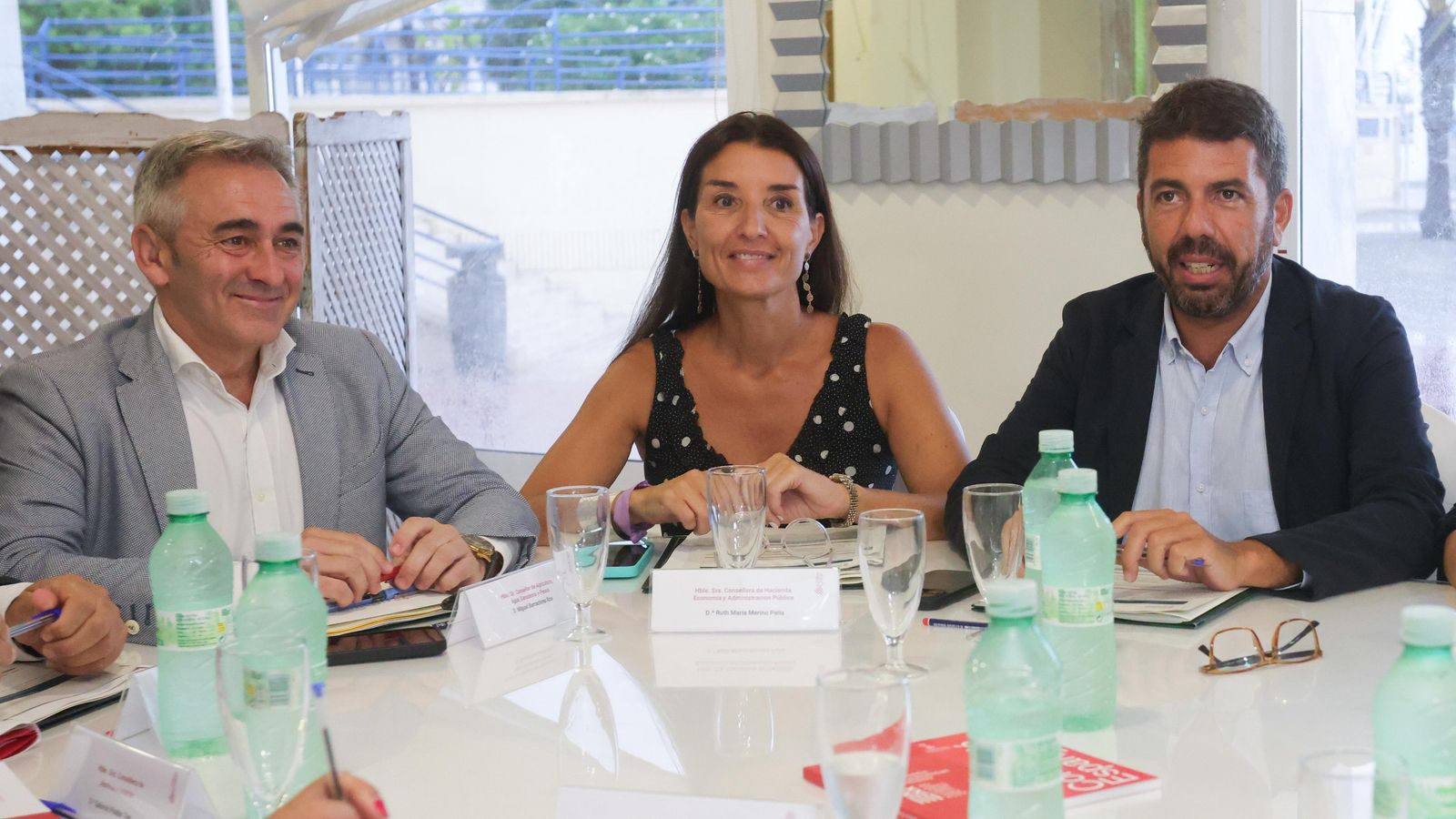 La portaveu del Consell Ruth Merino  acompanyada pel president Carlos Mazón i el conseller d'Agricultura Miguel Barrachina en el ple del Consell