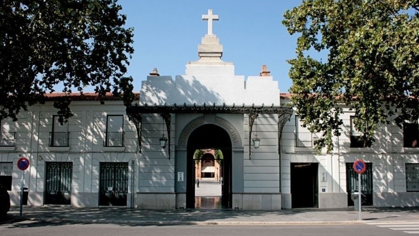 Porta principal d'accés al cementeri General de València, el tercer més gran d'Espanya, i que enguany compta amb límit d'aforament